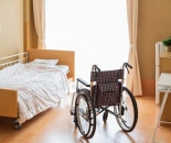 晚年再婚家庭起房产风波，法官调解保障老人居住权