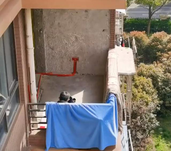 上海：装修工被封毛坯房20天，男子隔空喊话送温暖：他只要了食盐 ...