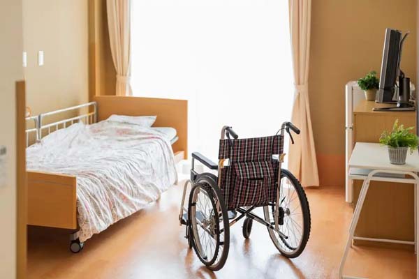 晚年再婚家庭起房产风波，法官调解保障老人居住权