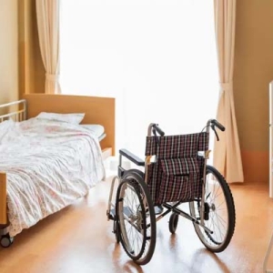 晚年再婚家庭起房产风波，法官调解保障老人居住权