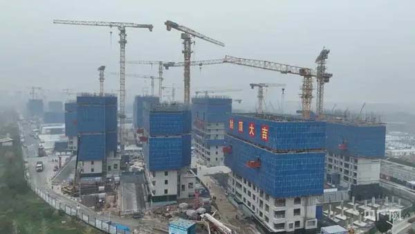 雄安新区启动区配套建设提速 创新坊项目首栋主楼封顶