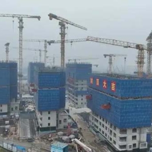 雄安新区启动区配套建设提速 创新坊项目首栋主楼封顶