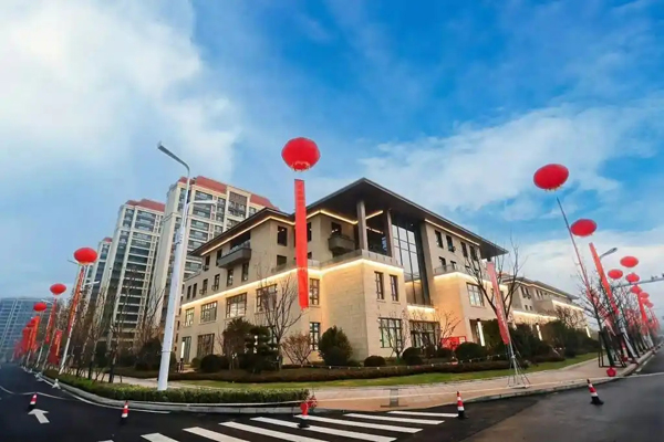 趴趴屋变成公园旁大宅，八旬老人激动到流泪！张村河片区第七个社区回迁，抓阄分配1097套安置房