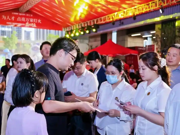 东莞首个配售型保障房项目开盘，165套房1小时抢空