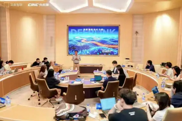 克而瑞地产AI分析师“小瑞”上岗 人机协同发布2026上半年房地产报告及系列榜单