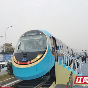 全景车窗、电动可调色玻璃全球首列全景观光山地旅游列车在株洲揭幕 ... ...