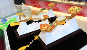 以传统中国工艺展示奥运文化北京冬奥特许商品“冬奥冰雪花丝如意”亮相 ...