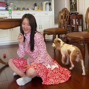 51岁杨钰莹晒出独居生活：一个人，养花种菜，与狗相伴，真自在！ ...