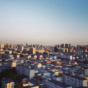 多地出台新政买房就能落户：为促进楼市更为了“抢人”