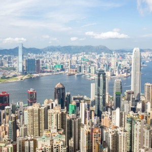 内地买家搅动香港楼市，冯小刚离场净赚6000万港元，豪宅成交量大涨