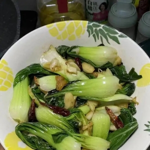 义乌房东为百名租客免费送青菜：自家种的，大家按需拿取