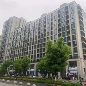 杭州二手房成交量超过新房，她挂了1年终于卖掉了，他卖掉2套小的换了1套大的