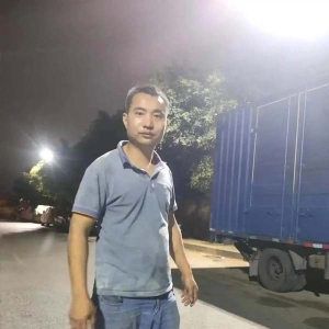 东莞凤岗一出租屋凌晨突发火灾！他“教科书式”灭火救了整栋楼