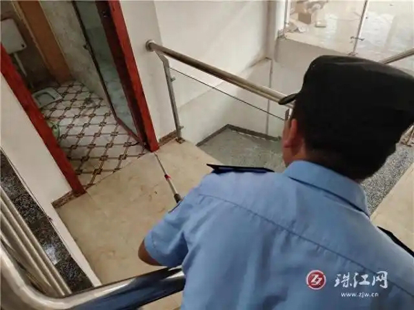 出租房检查遇毒蛇 民警果断处置解民忧