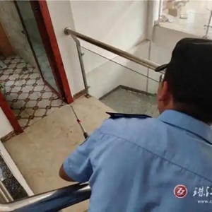 出租房检查遇毒蛇 民警果断处置解民忧